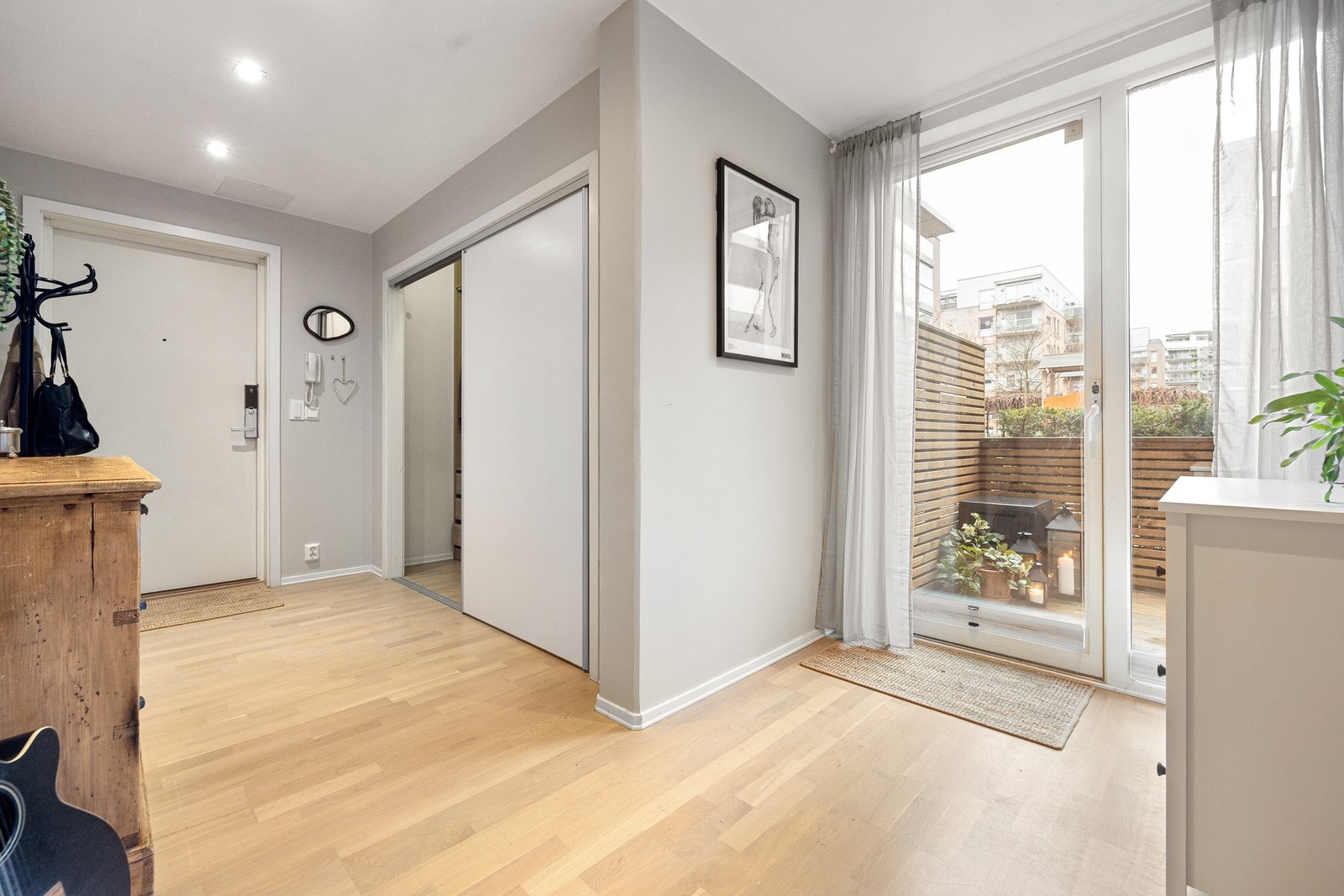 Svært romslig entré med utgang til terrasse. Den gjennomgående løsningen med lys fra begge sider bidrar til en lys og luftig romfølelse. Galleribilde