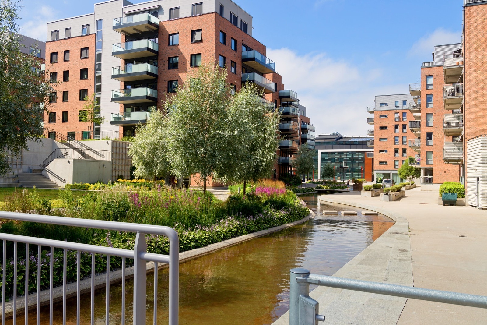 Beliggenheten gir enkel tilgang til kollektivtransport og korte avstander til både Bjørvika, Sørenga og Oslo sentrum. På vei inn mot byen passerer du Gamlebyen og Middelalderparken, og videre mot fjorden finner du Operaen. Galleribilde