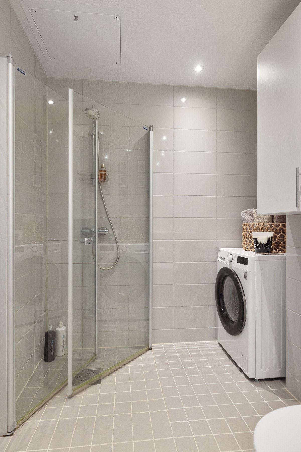 Opplegg for vaskemaskin, og innfellbare dusjdører for optimal plassutnyttelse. Galleribilde