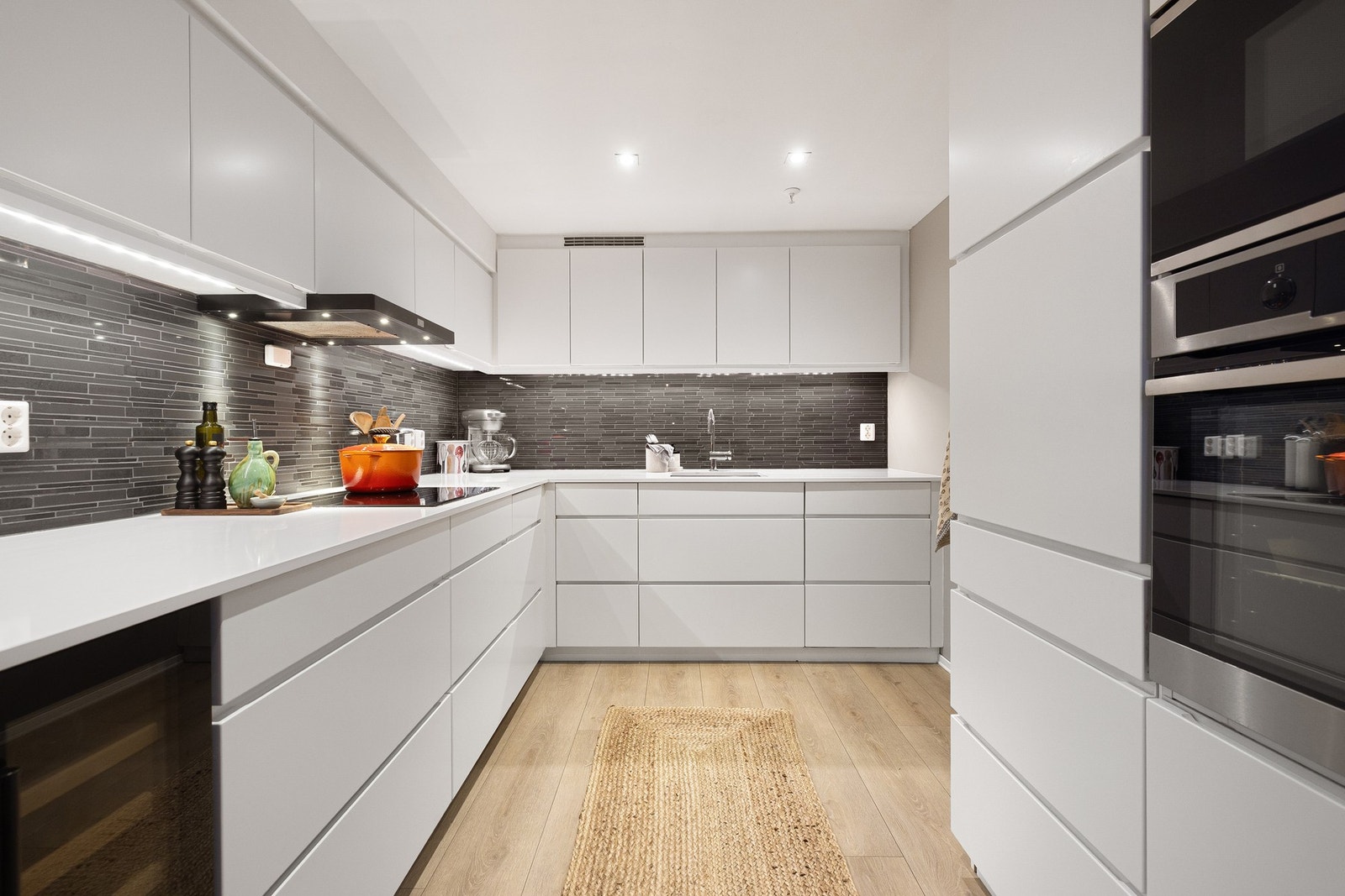 Nytt, moderne kjøkken fra 2020 - rikelig med både skap- og benkeplass for husets kokk. Galleribilde