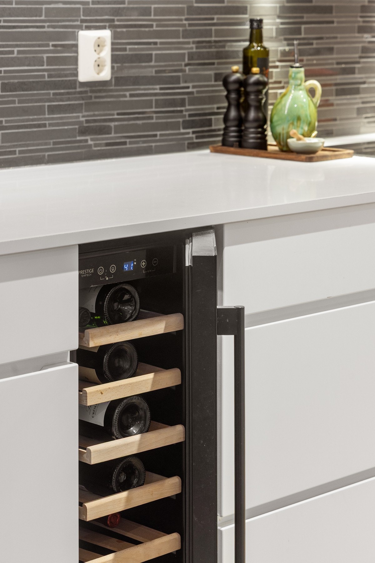 Vinskap integrert i innredningen. Galleribilde