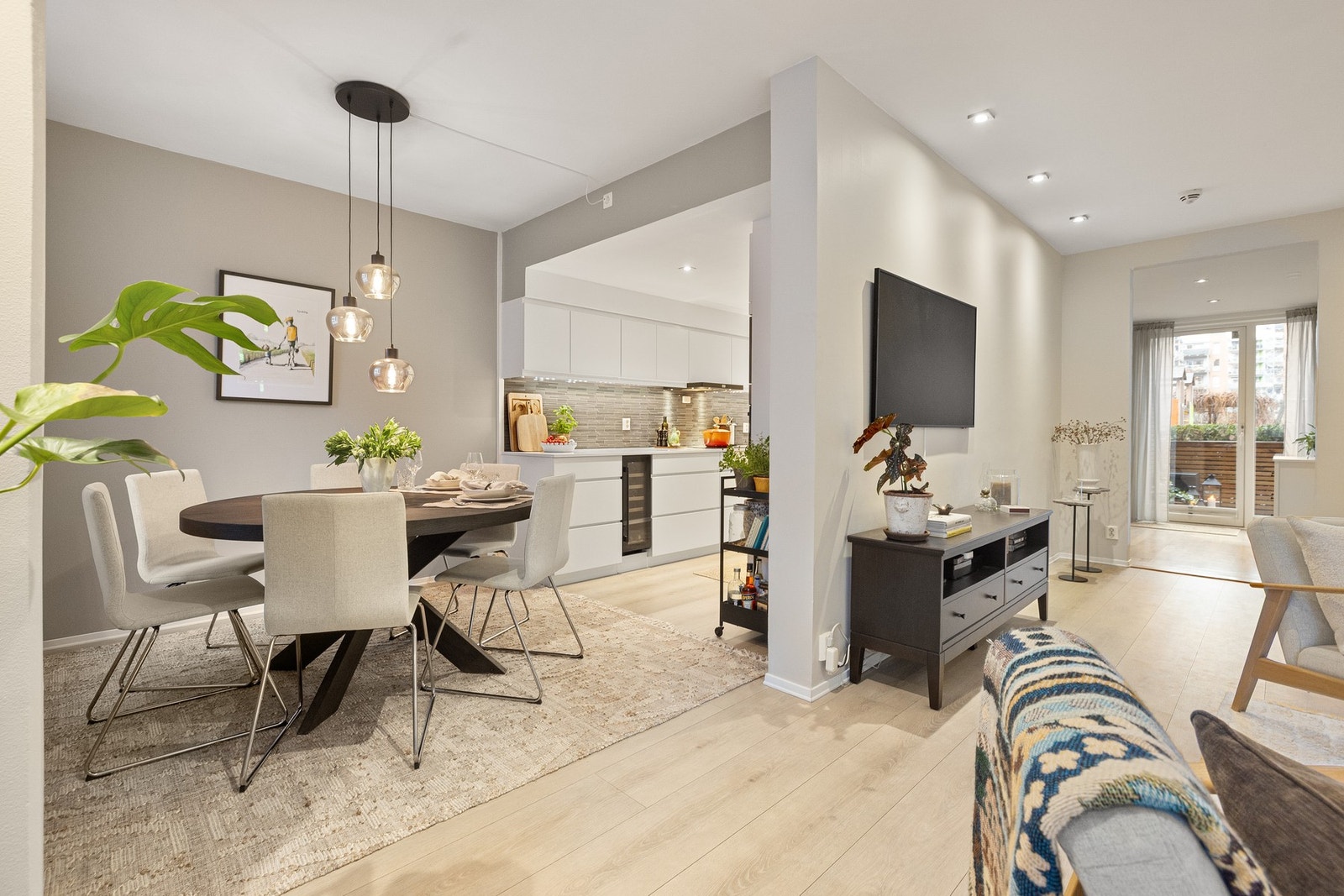 Vinduene i stuen (samt fransk balkong) ligger i det som tilsvarer en høy 1. etg, mens inngangsparti og markterrasse er på bakkeplan. Galleribilde