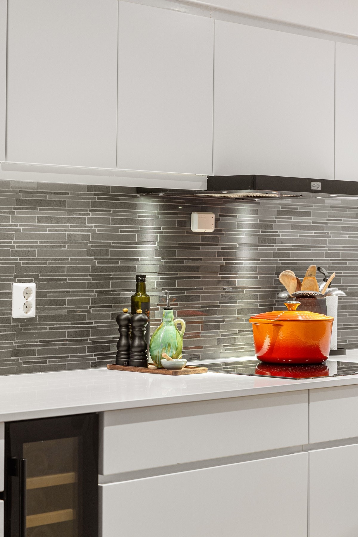 Stilren innredning med benkeplate av stein. Galleribilde