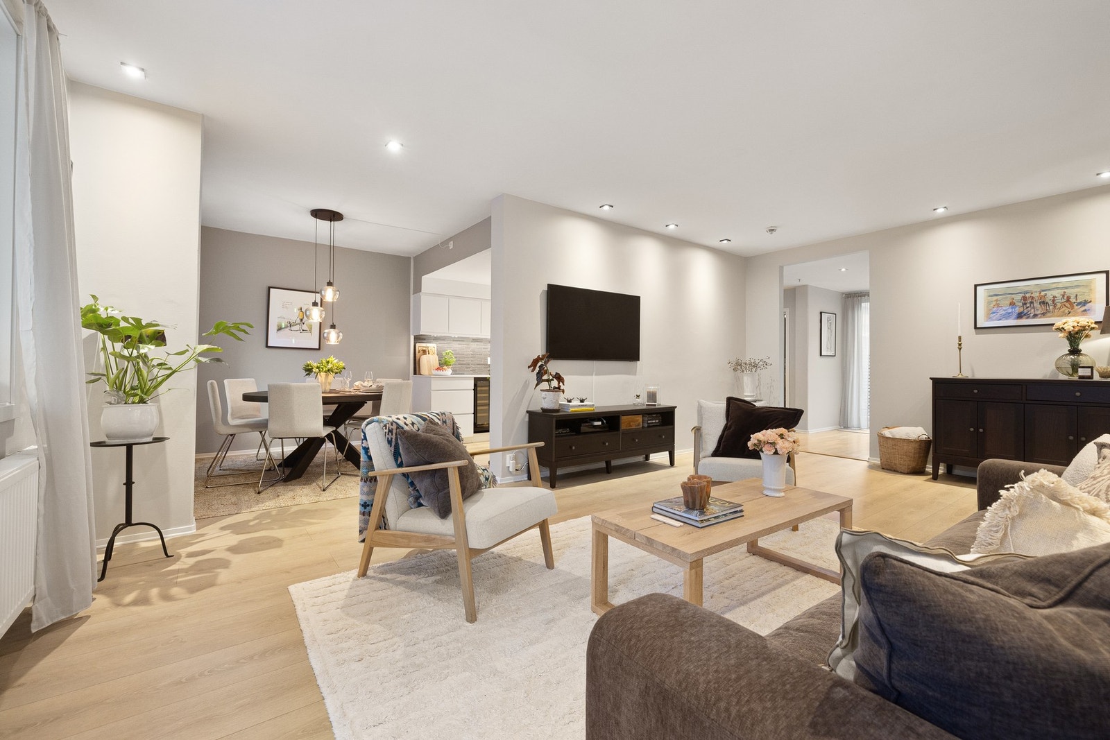 Velkommen inn i en lekker 4-roms endeleilighet i Freserveien 4, presentert av Malin Anker-Larsen i Tinholt Eiendomsmegling. Galleribilde