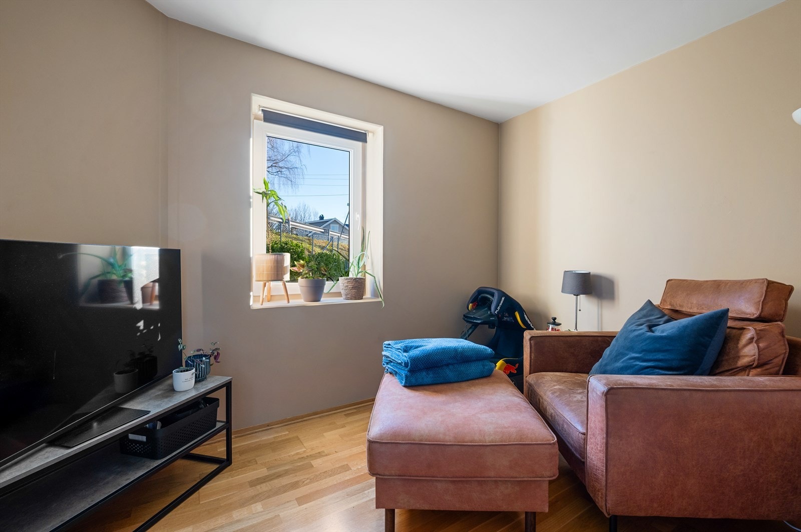 Det ene soverommet er i dag innredet som en tv-stue. Galleribilde