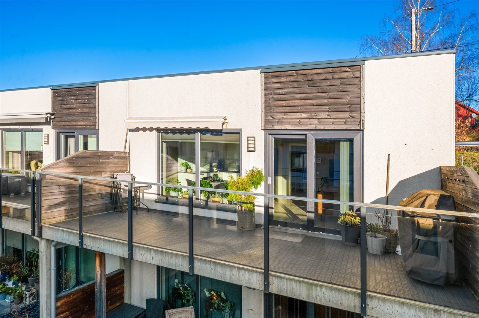 Leiligheten har en stor balkong med utgang fra stue. Her får du en forlengelse av stuen på varme sommerdager. Galleribilde