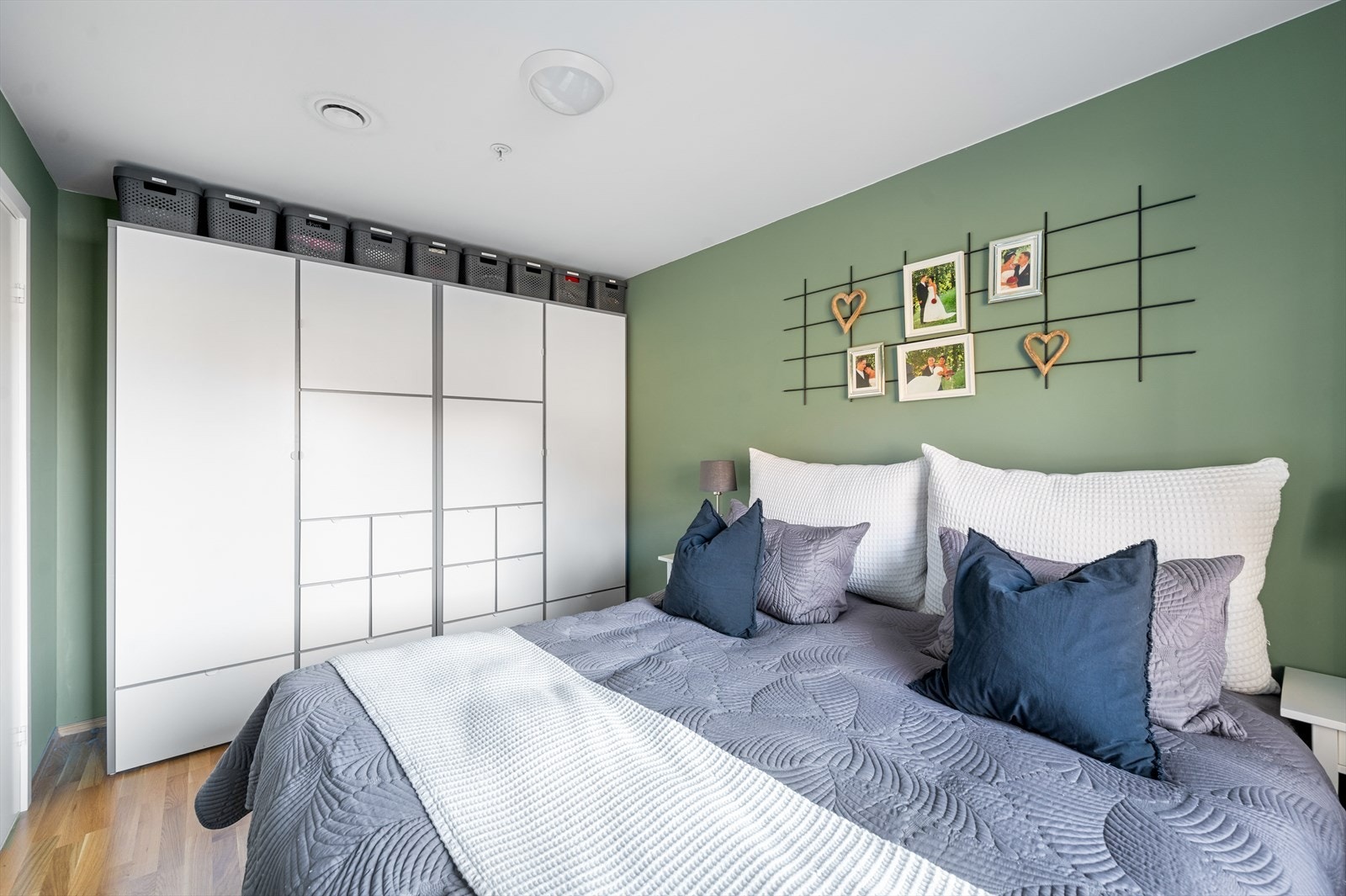 Soverom med god plass til dobbeltseng og klesskap. Galleribilde