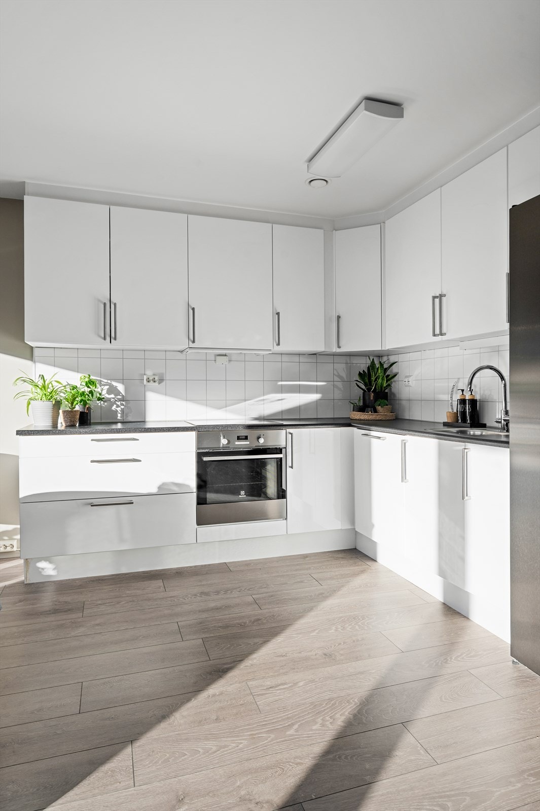 Lyst og pent kjøkken med mye skap- og benkeplass. Galleribilde