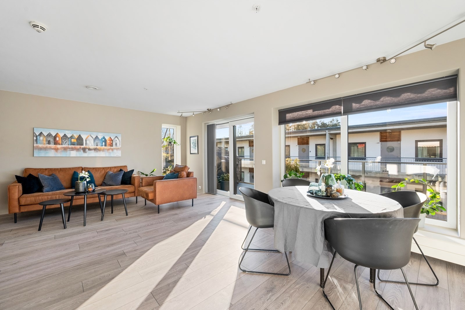 Det er god plass til både en sofakrok og spisebord. Galleribilde