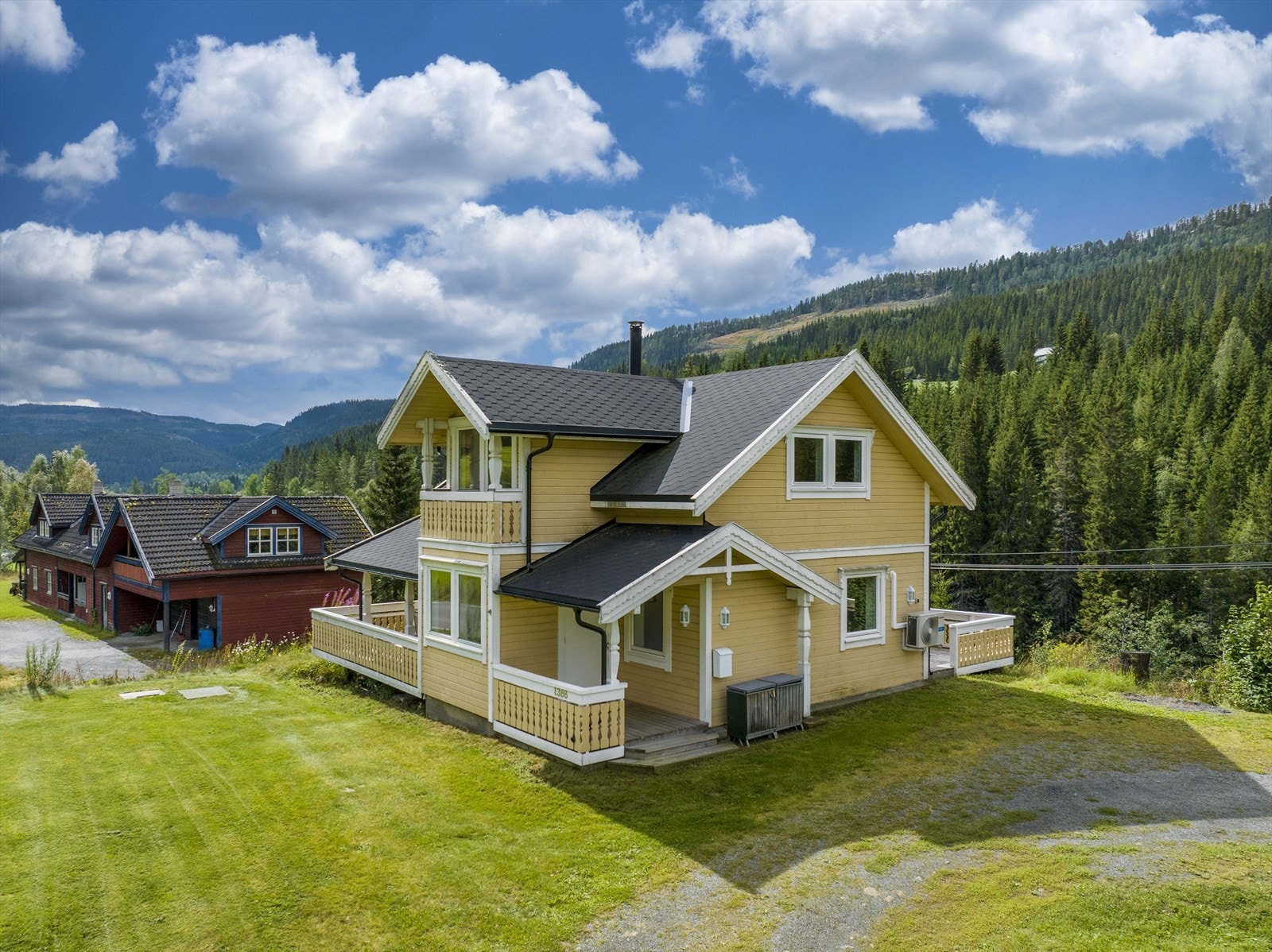 Boligen ble oppført så tidlig som i 1913, men gjennomgikk i 2012 en omfattende renovering og modernisering etter brann i 2. etasje. Galleribilde