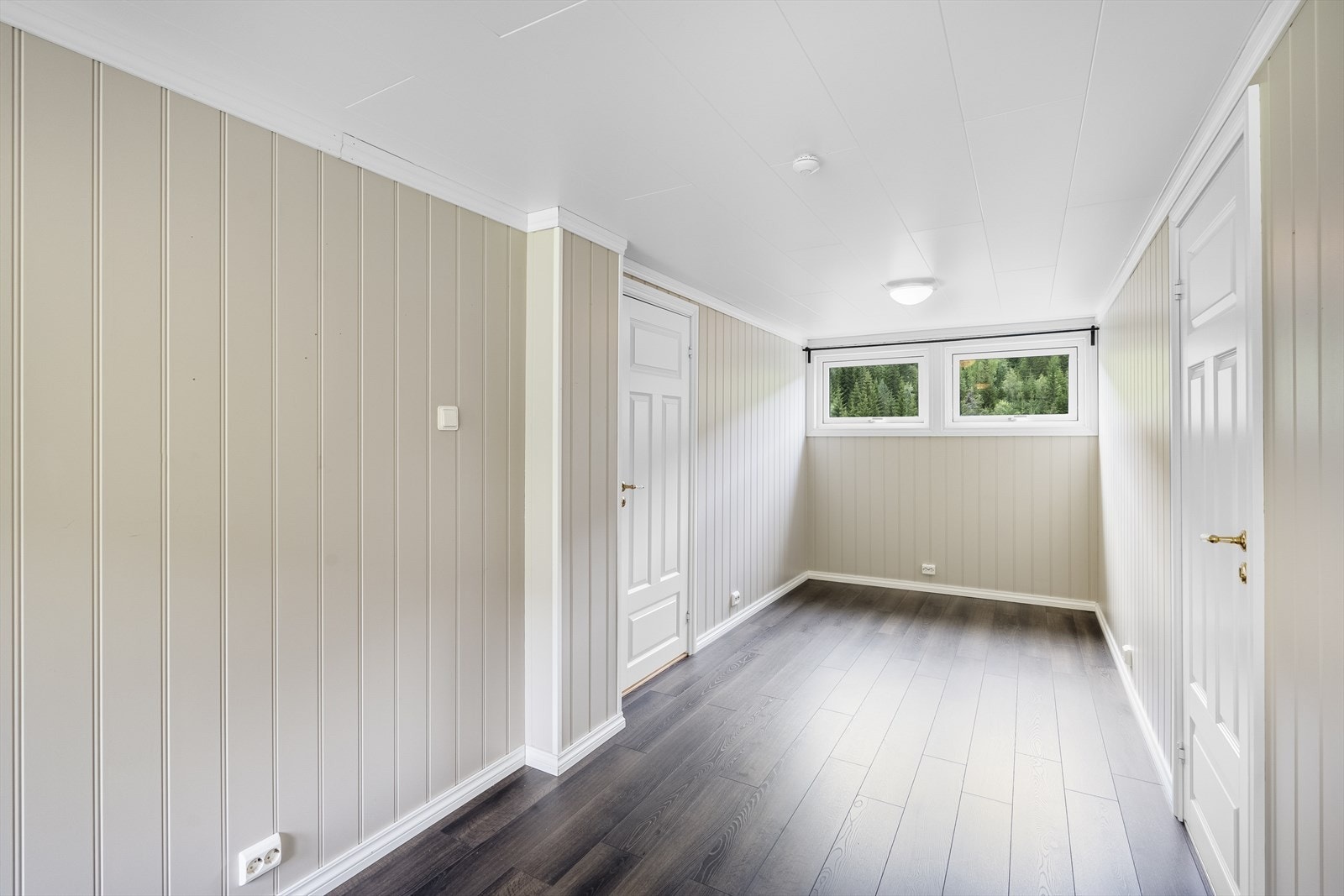 I 2. etasje er det en romslig trappegang som gjerne kan benyttes som en liten stue, kontor eller hobbyrom. Galleribilde