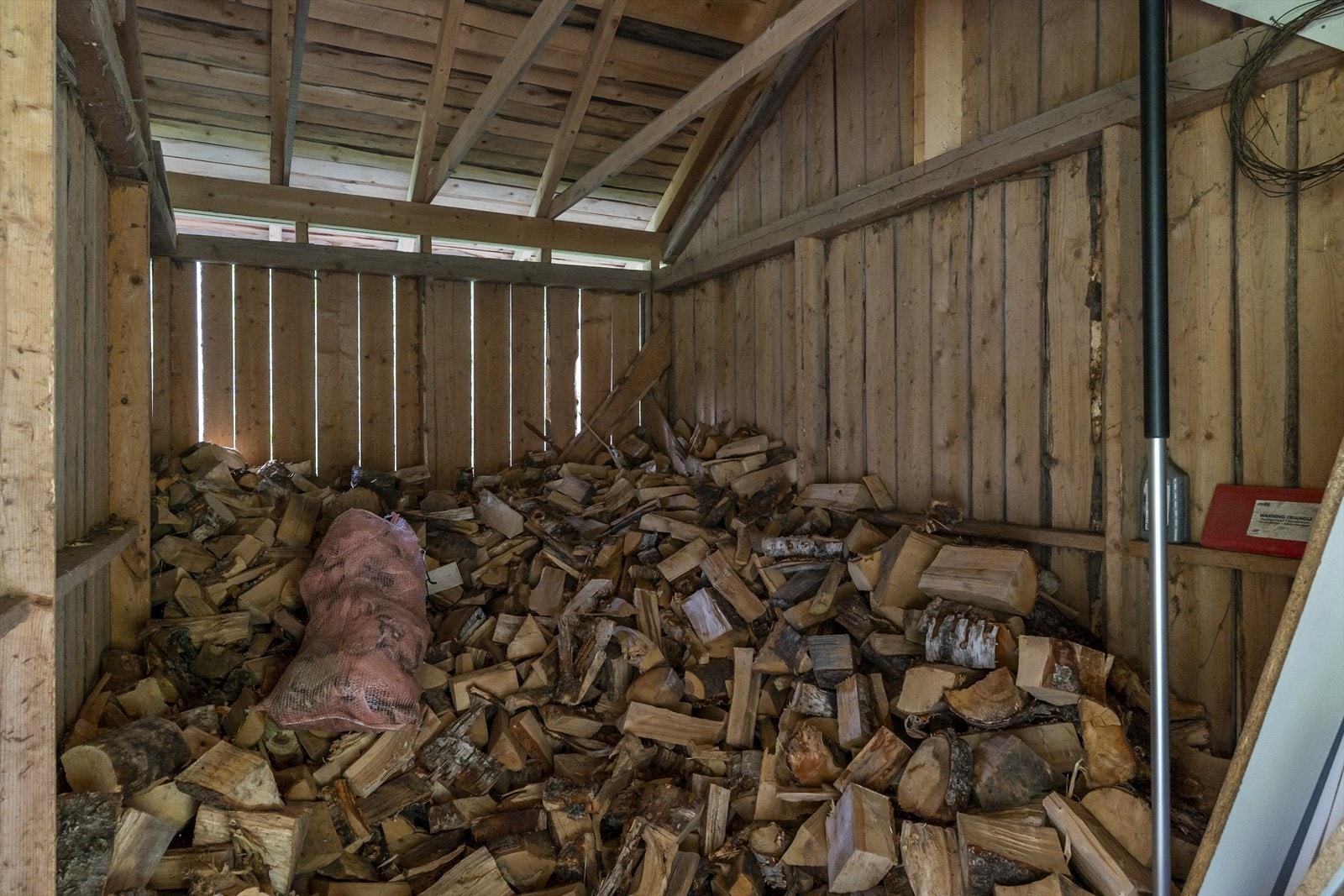 Bygget har også stor overbygd uteplass/carport med inngang til bod og til vedskåle. Galleribilde