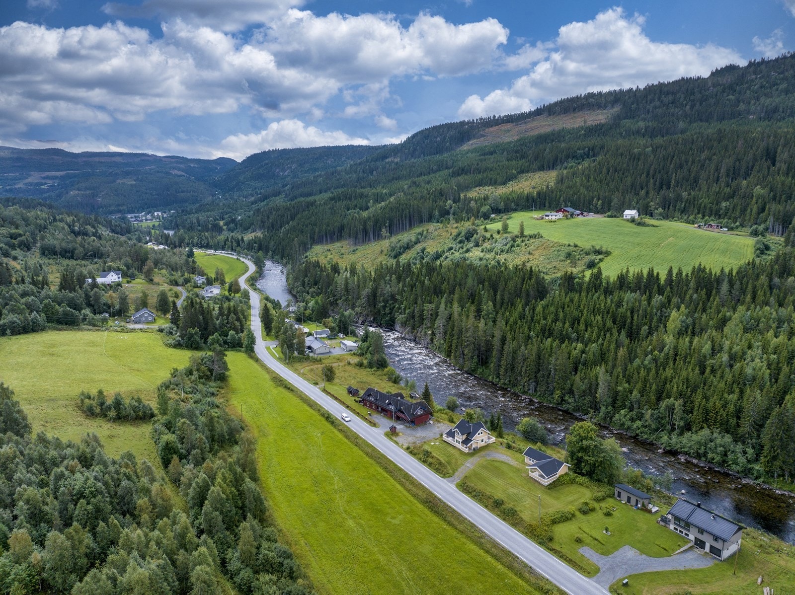 Her kan en sitte på den store, delvis overbygde terrassen og se utover elva, prøve fiskelykken eller en kan glede seg over store, fine plener med beplantning. Galleribilde