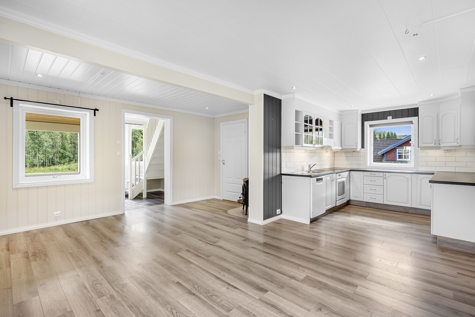 Boligen, som er lys og innbydende, har overbygd inngangsparti inn til et fint vindfang og videre til stue med åpen løsning til kjøkken. Galleribilde