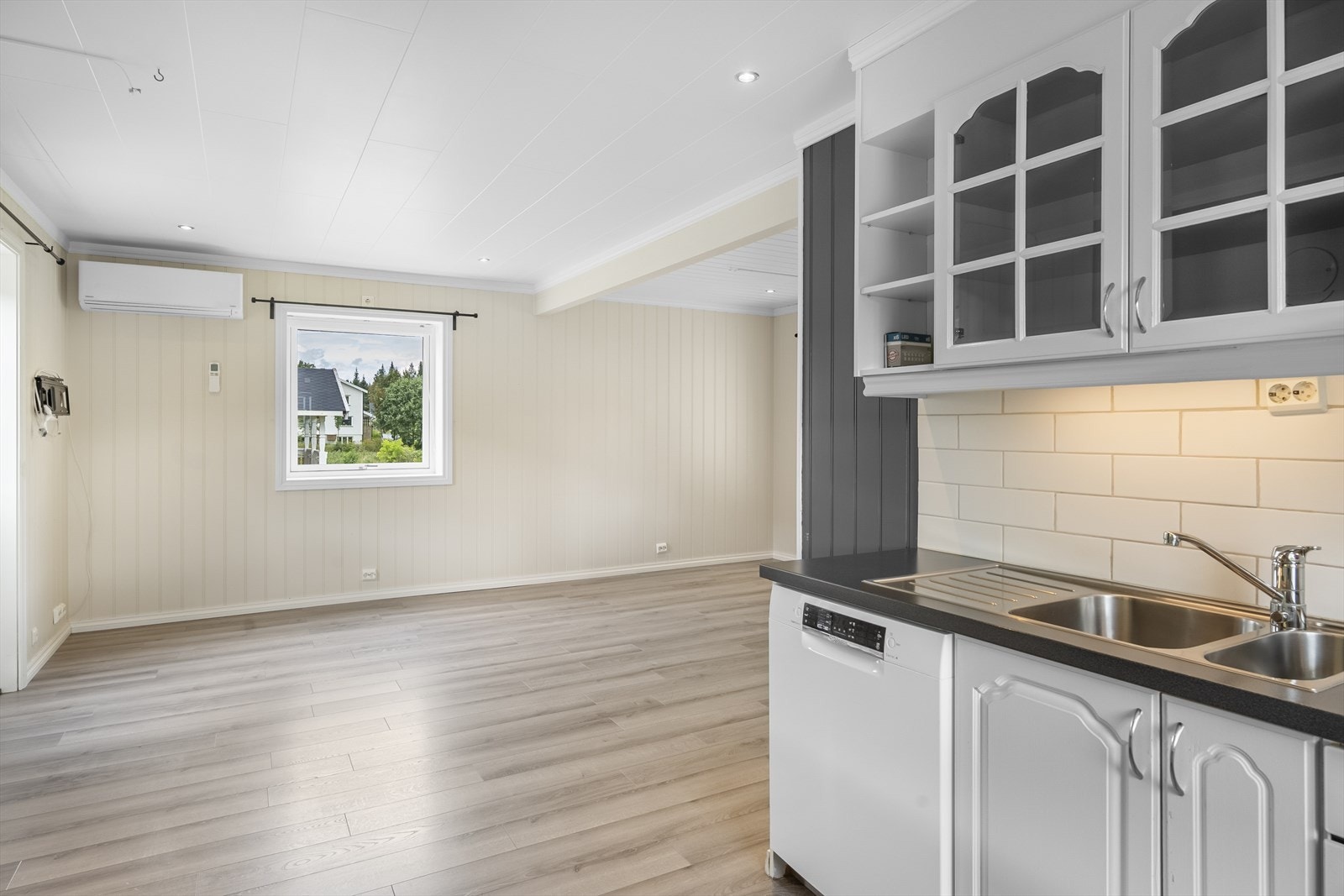 Fra stua er det utgang til terrasse. Galleribilde