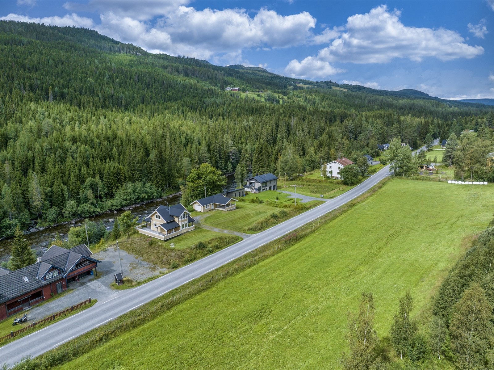 Denne hyggelige, eldre boligeiendommen ligger åpent og fint til nær elva Etna, ca. 2 km nord for sentrum av Bruflat. Galleribilde