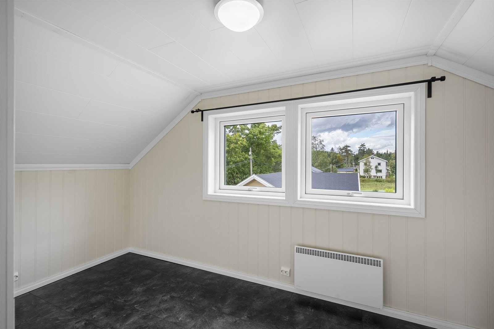 De to soverommene er lyse, har sjarmerende skråtak og fin plass til dobbeltseng og garderobeskap. På soverommene er det panelovner. Galleribilde