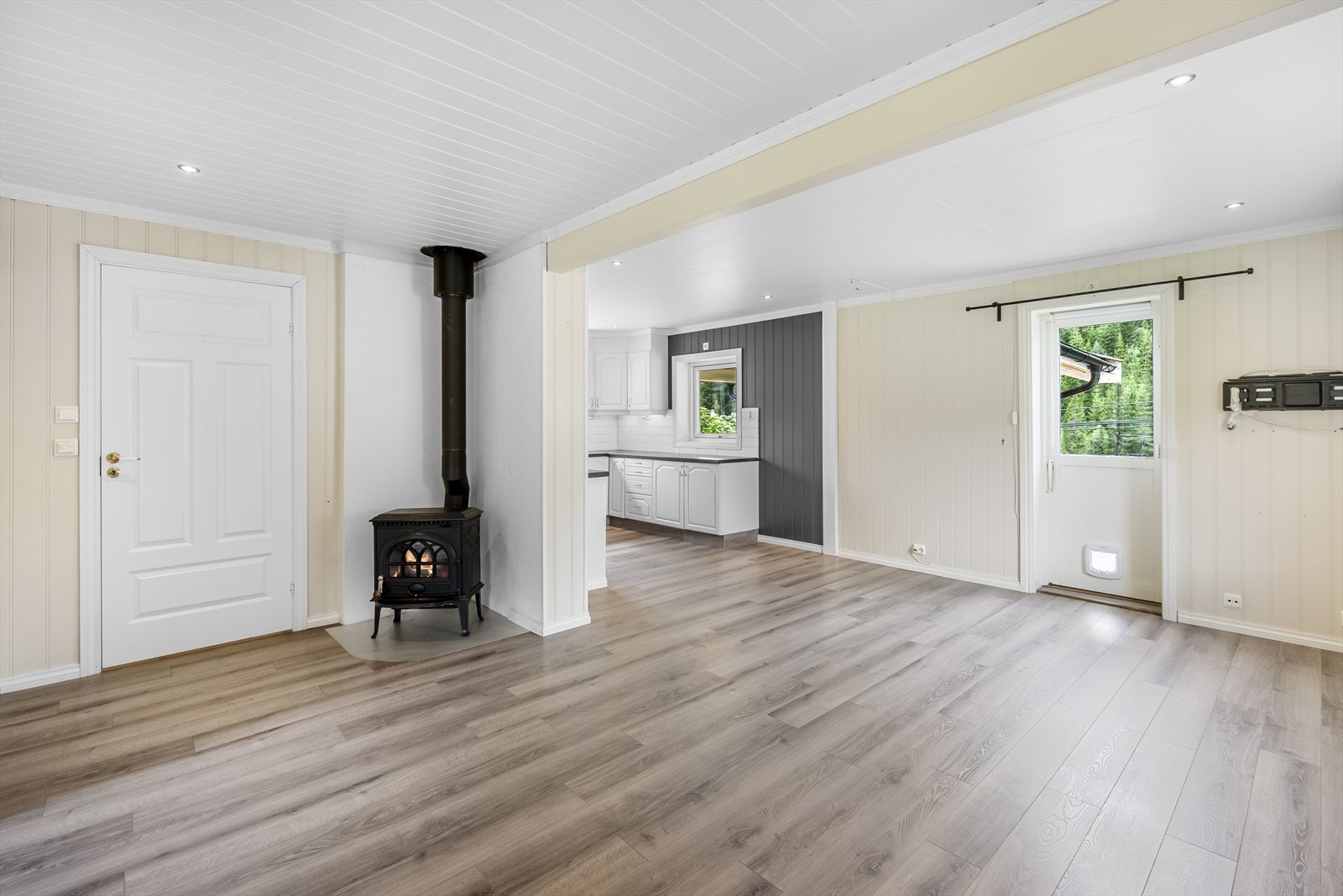 I stua er det fin plass til flere sittegrupper, og en stilig peisovn med innsyn gir lun og god varme til rommet, hvor det også er montert luft til luft varmepumpe. Galleribilde