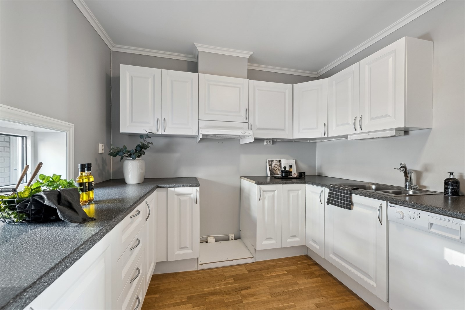 Hvitt kjøkken med oppvaskmaskin Galleribilde