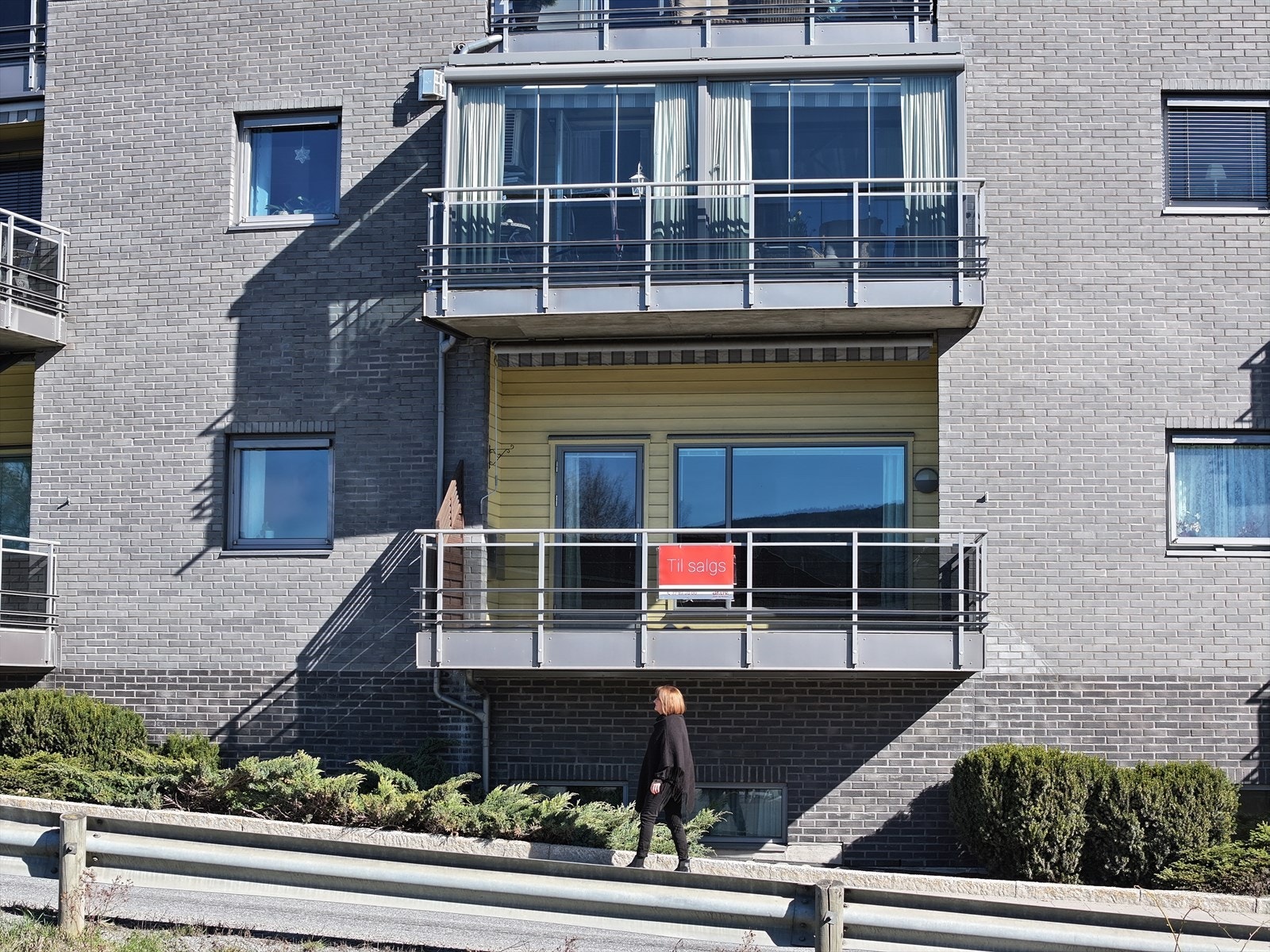 Leiligheten ligger i lav 2. etasje opp fra bakkenivå, forbipasserende ser ikke rett inn i leiligheten når de går forbi. Galleribilde