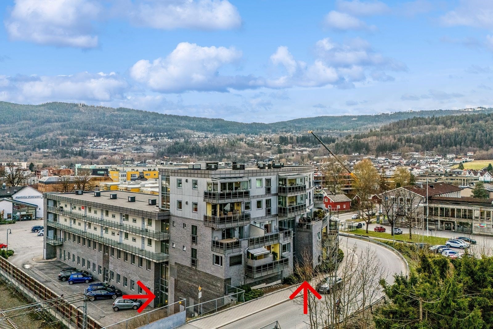 Hovedinngang i 1. etasje og inngang fra bruenden i 2. etasje Galleribilde