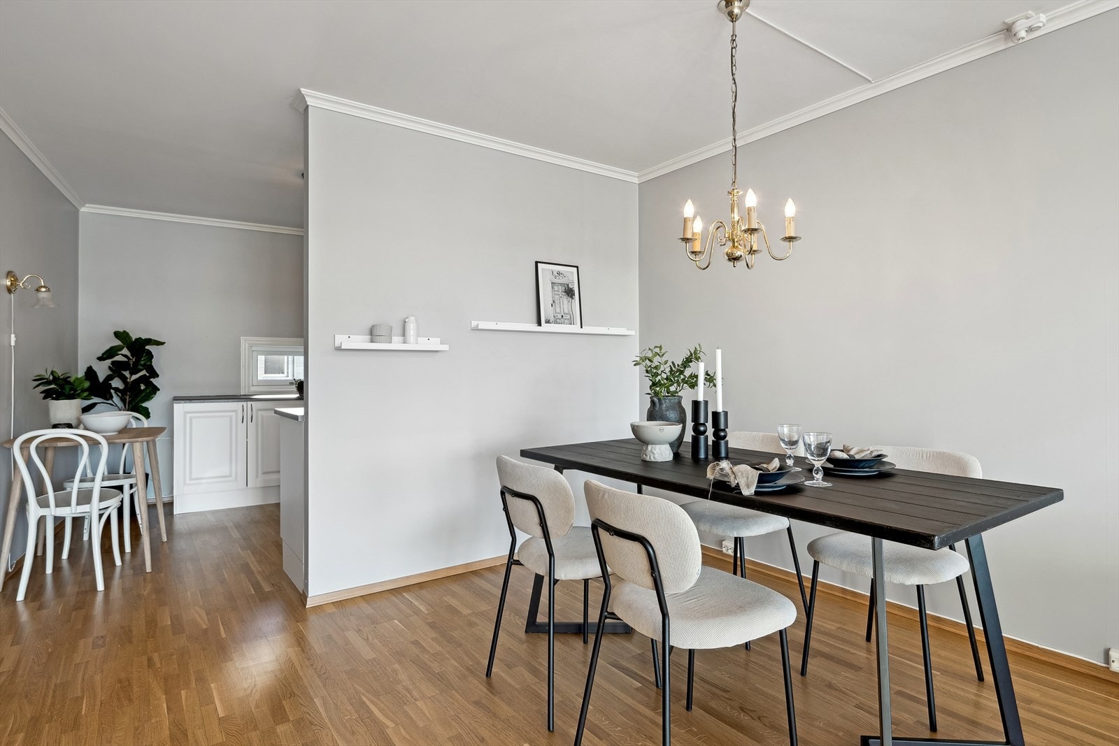 Kjøkkenet er delt av fra stuen med en halv lettvegg. Denne kan eventuelt fjernes om man ønsker. Galleribilde