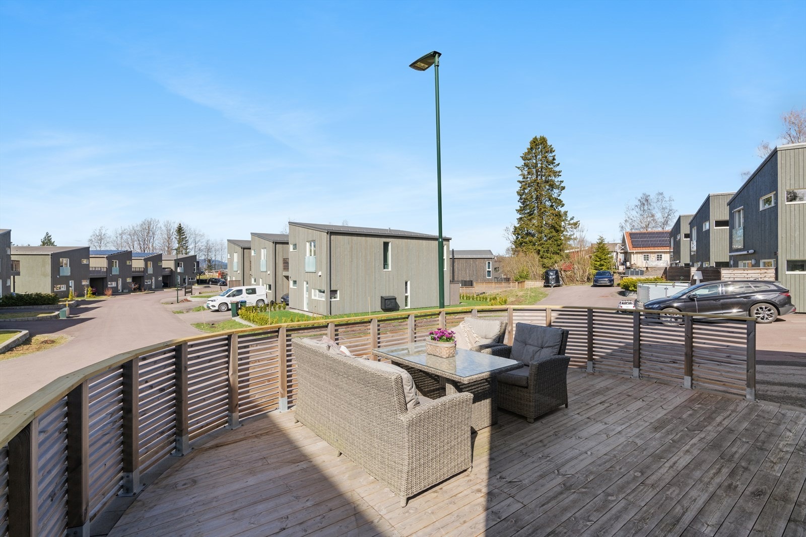 Stor terrasse med god plass til møblering etter eget ønske/behov. Galleribilde