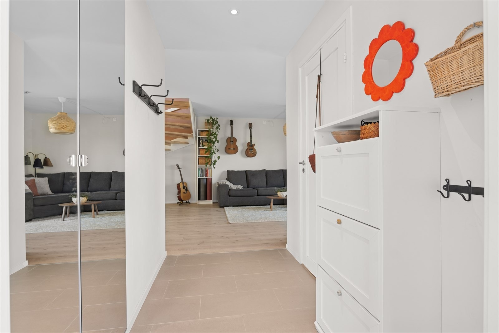 I entreen har du fliser med elektriske varmekabler. I tillegg er det god plass til lagring av yttertøy og sko. Galleribilde