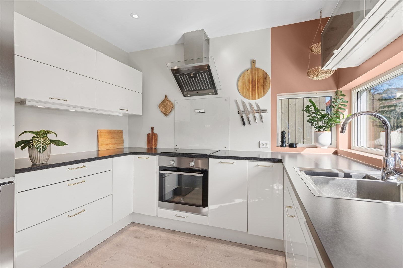 Det er godt med skap- og benkeplass, noe som gjør det enkelt å holde orden og ha alt du trenger innen rekkevidde Galleribilde