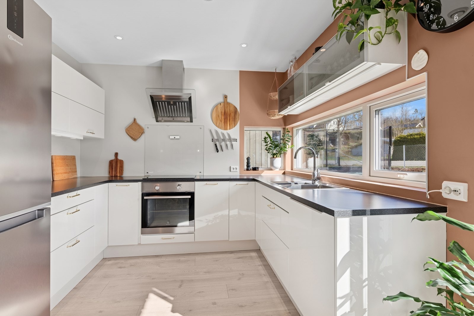 Kjøkkenet er lyst og innbydende, med slette fronter som gir et klassisk og tidløst utseende Galleribilde