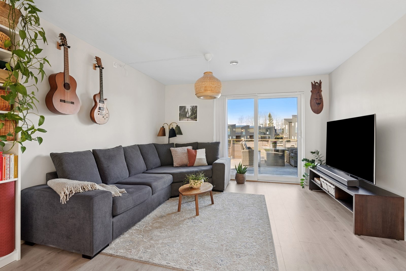 Åpen stue med en naturlig del for sofakrok. Her har du også utgang til terrassen. Galleribilde