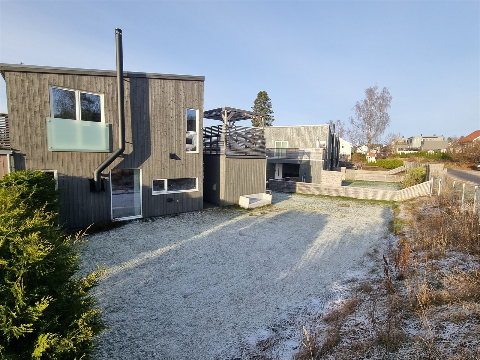 Her har du fin og praktisk hage med god plass til avslapping og lek. Galleribilde