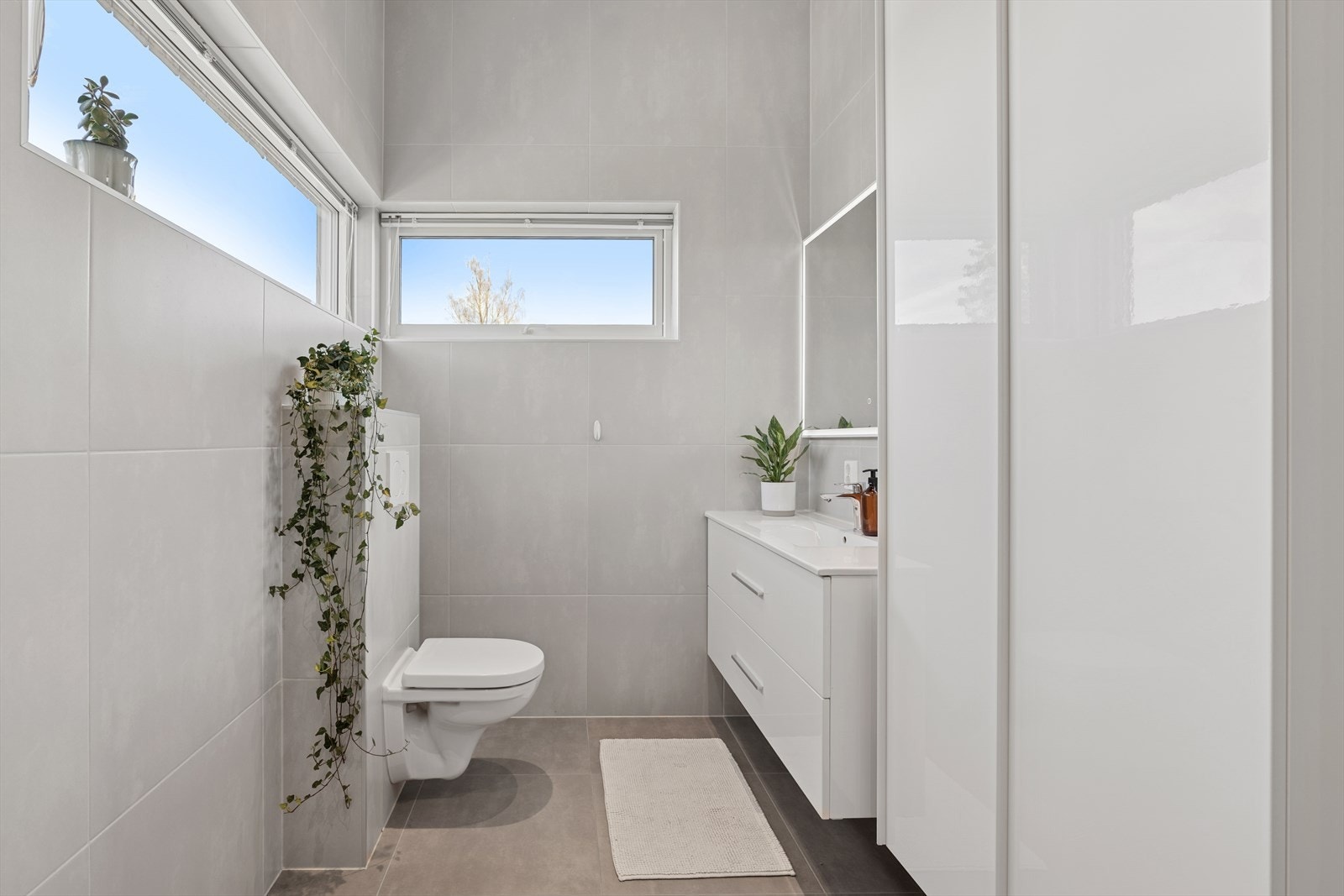 Pent og praktisk baderom i 2. etasje. Galleribilde