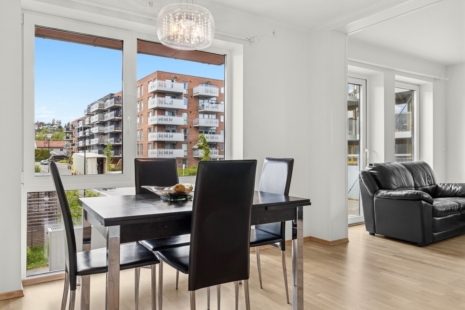 Spiseplass ved vinduet Galleribilde