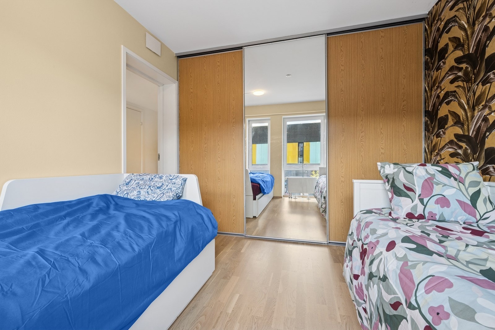 Soverom 1 med skyvedørsgarderobe. Galleribilde