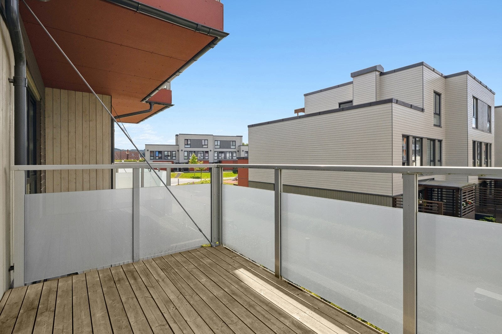 Vestvendt balkong på ca. 6,5m² med gode solforhold og utsyn mot fellesarealer. Her er det tregulv, belysning, strømuttak, rekkverk i stål og glass. Galleribilde