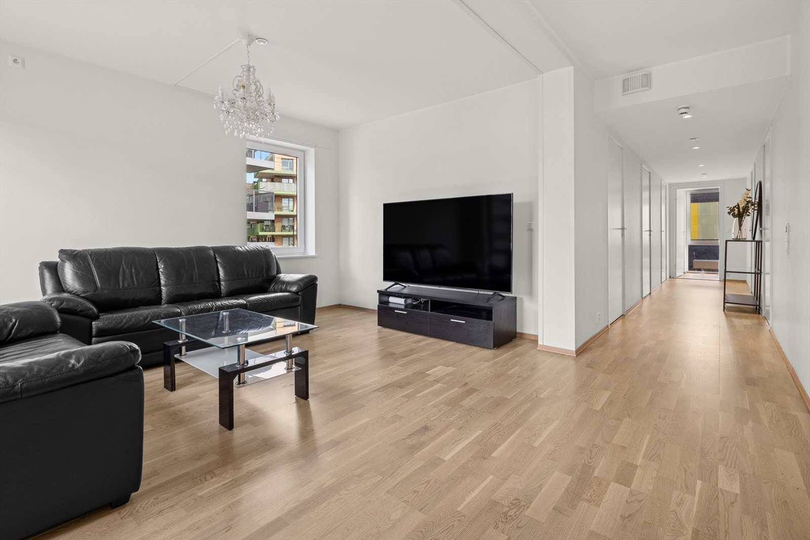 Romslig stue - Dette er en endeleilighet med et ekstra vindu som slipper inn godt med dagslys og gir en luftig romfølelse. Galleribilde