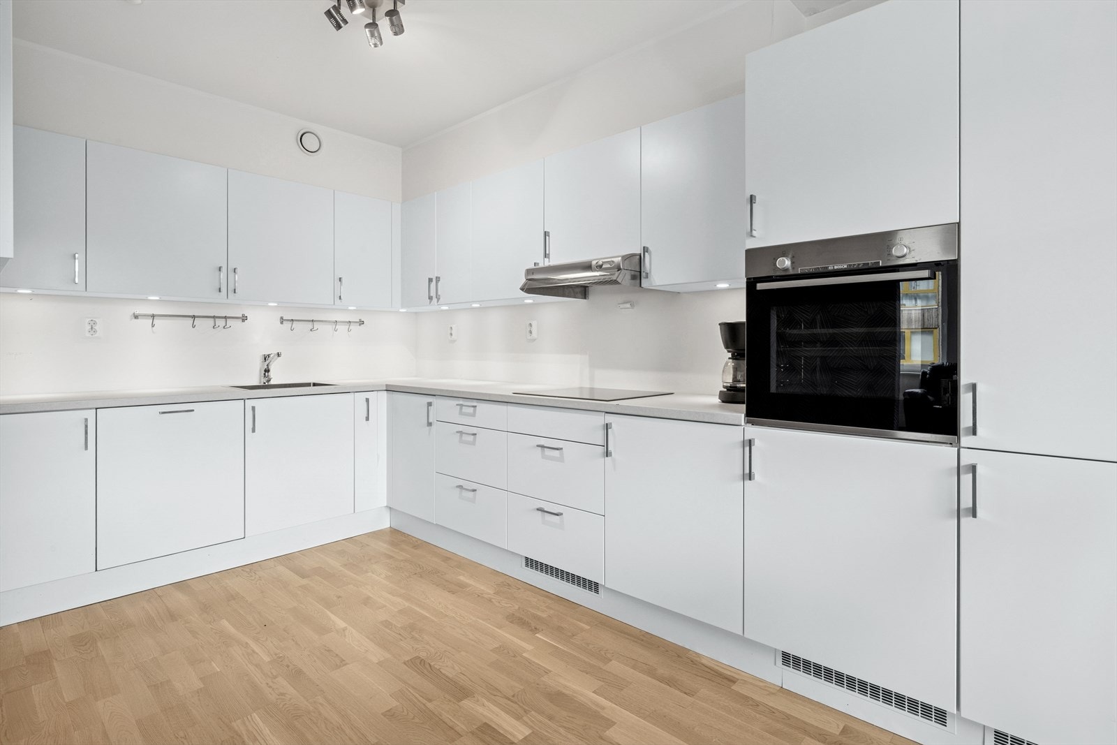 Kjøkken med integrerte hvitevarer Galleribilde