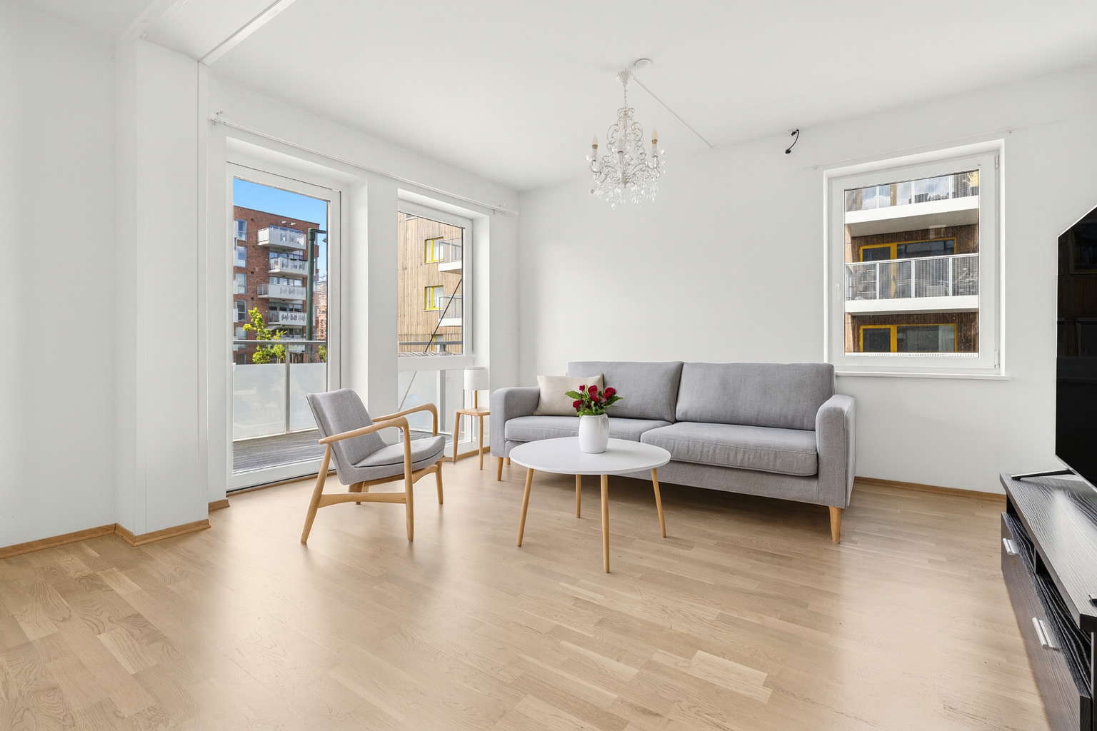 Rcmslig stue med store vindusflater. (bildet er digital stylet) Galleribilde