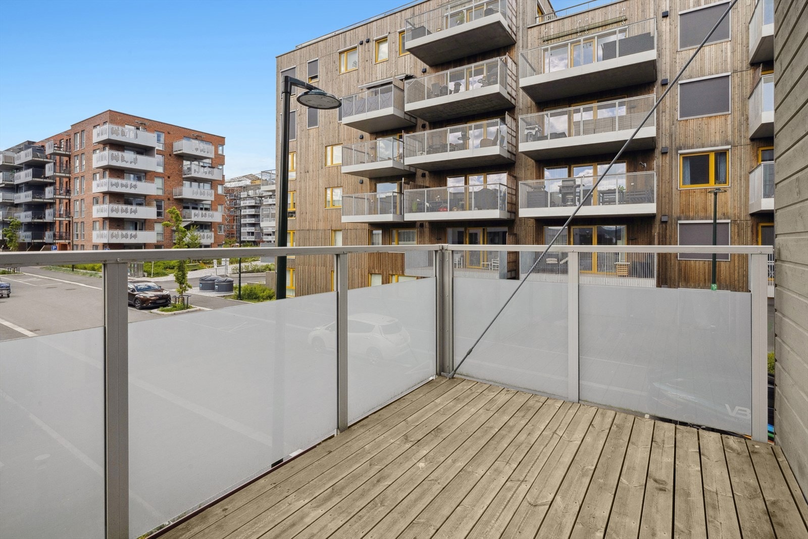 Vestvendt balkong på ca. 6,5m² med gode solforhold og utsyn mot fellesarealer. Her er det tregulv, belysning, strømuttak, rekkverk i stål og glass. Galleribilde