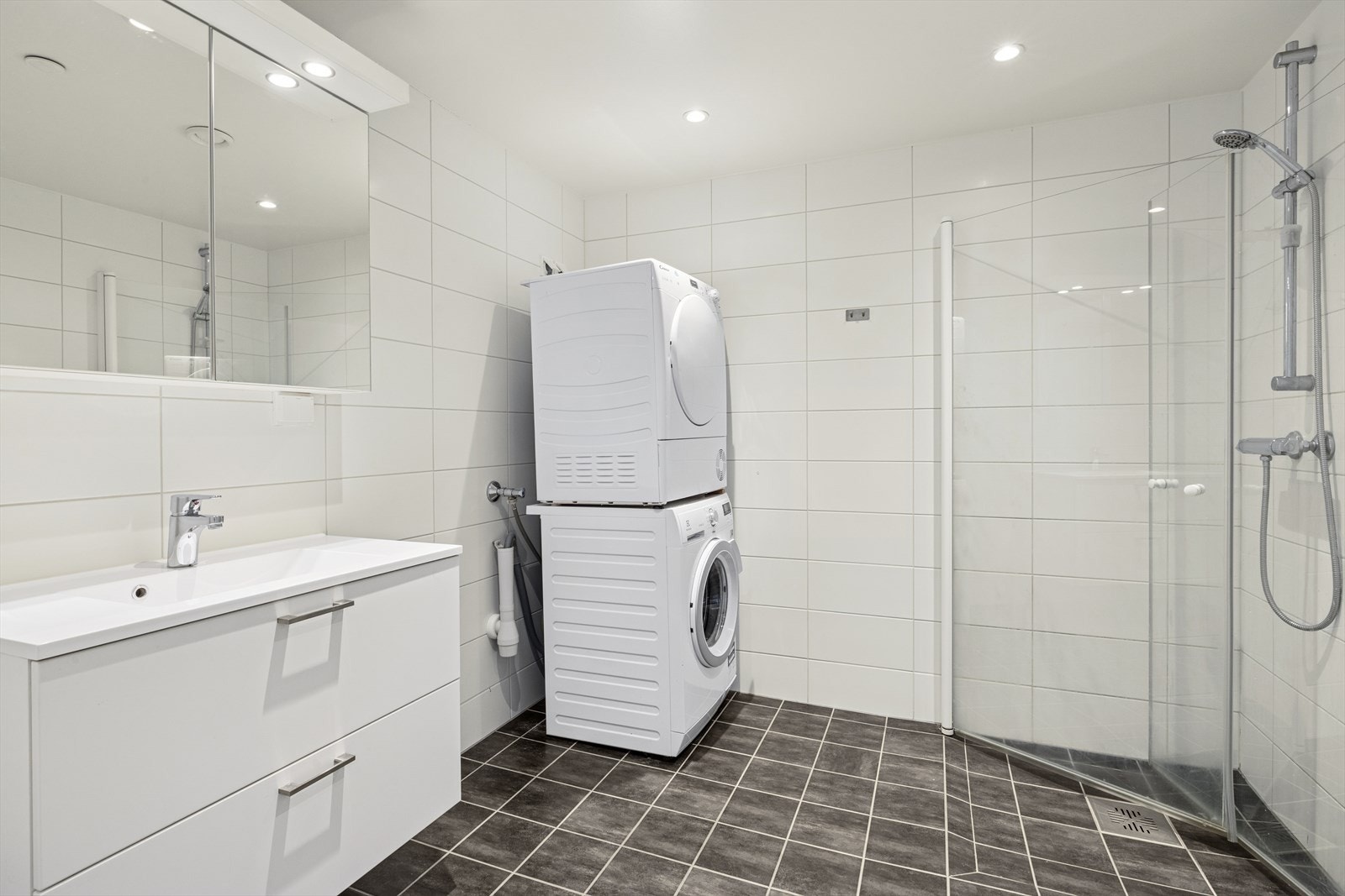 Delikat bad/wc med vannbåren gulvvarme og opplegg for vaskemaskin. Bad/wc er fra byggeår 2019 med flislagte overflater, membranløsninger, sluk, røropplegg, innredning og sanitærutstyr. Galleribilde