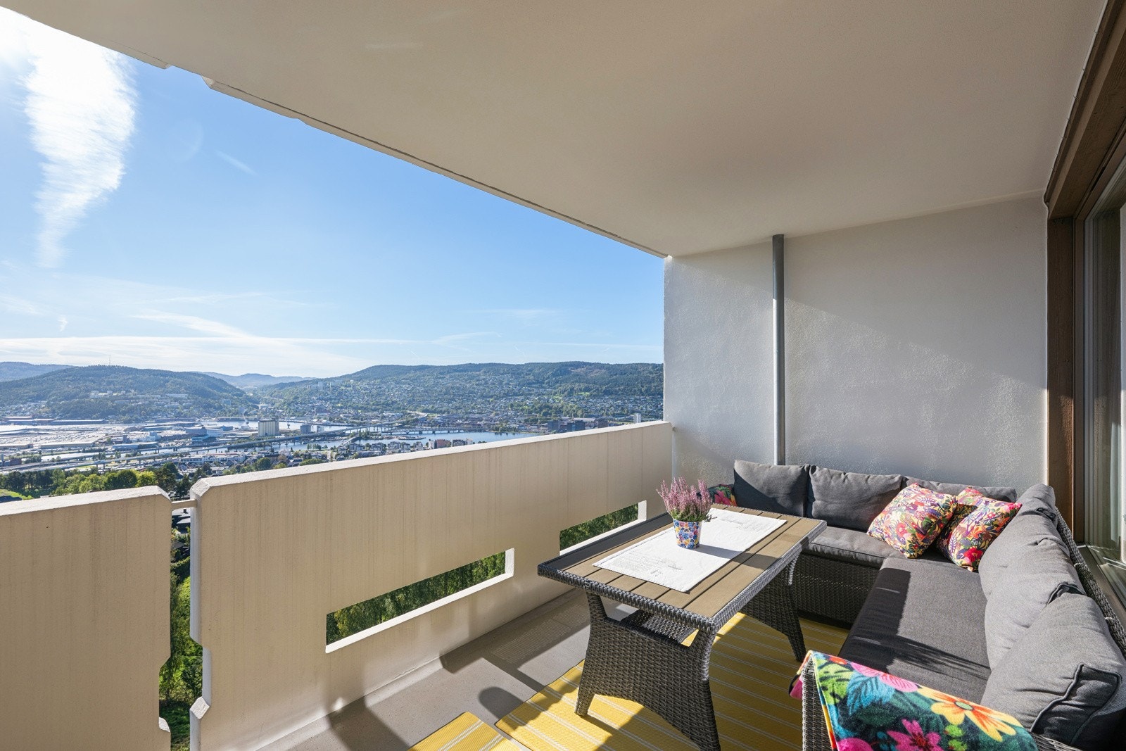 Fra stuen er det direkte utgang til sørvendt balkong på 12 kvm. Galleribilde