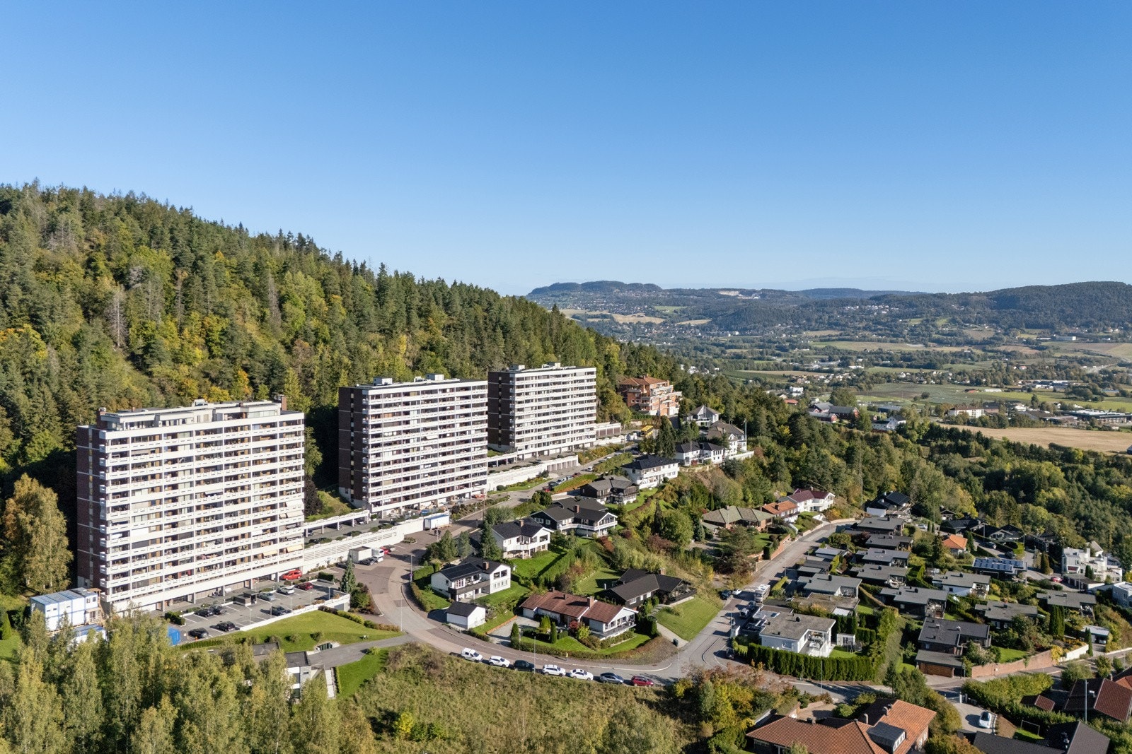 Tord Pedersens gate 83A ligger høyt og flott til i et attraktivt boligområde på Strøtvet. Galleribilde