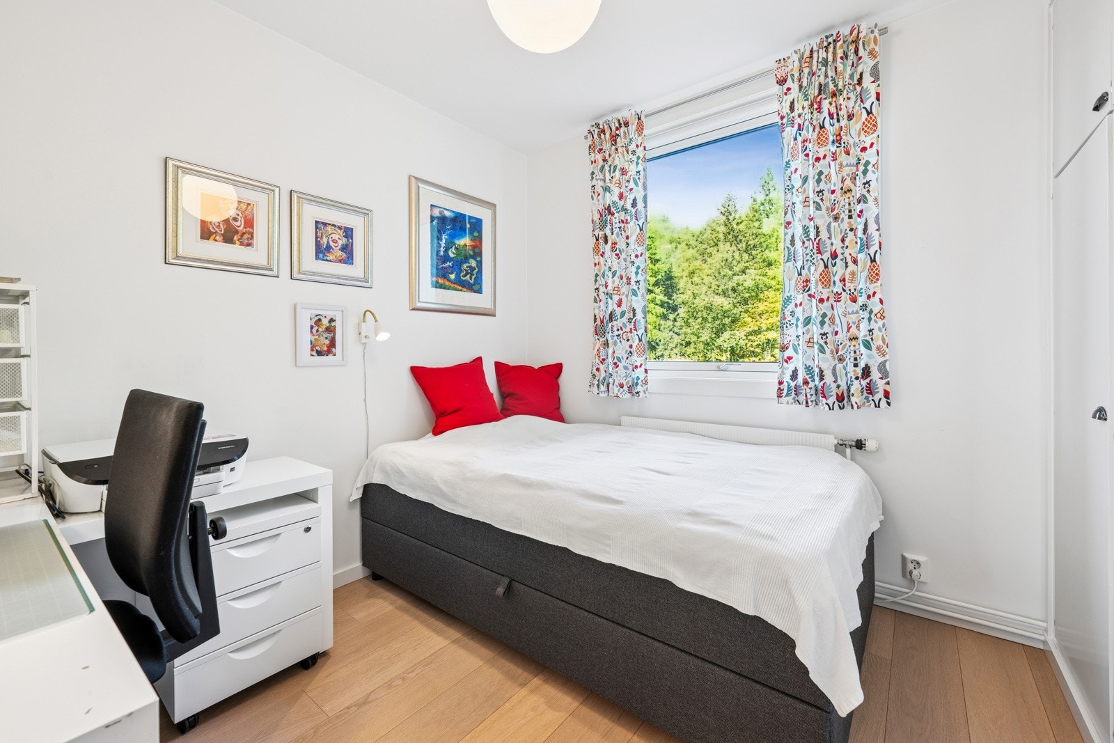 Soverom nr. 2 er lyst og trivelig med god plass til både seng og skrivebord. Galleribilde