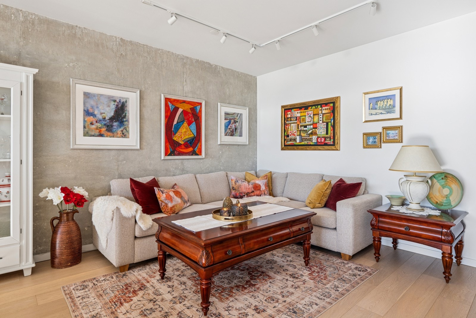 Boligen har fantastiske lysforhold og fremstår smakfullt innredet. Galleribilde