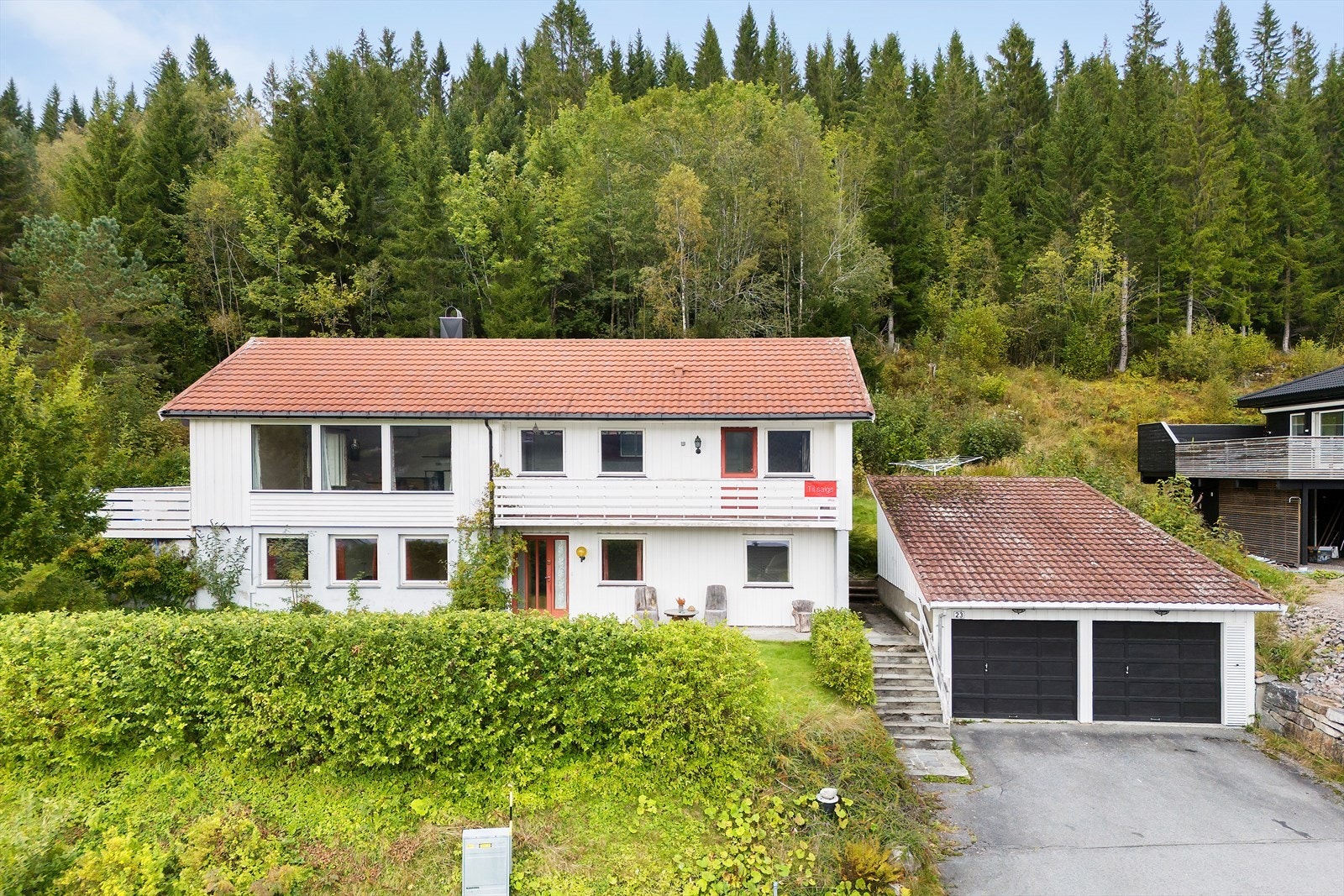 Innholdsrik enebolig med dobbel garasje. Galleribilde