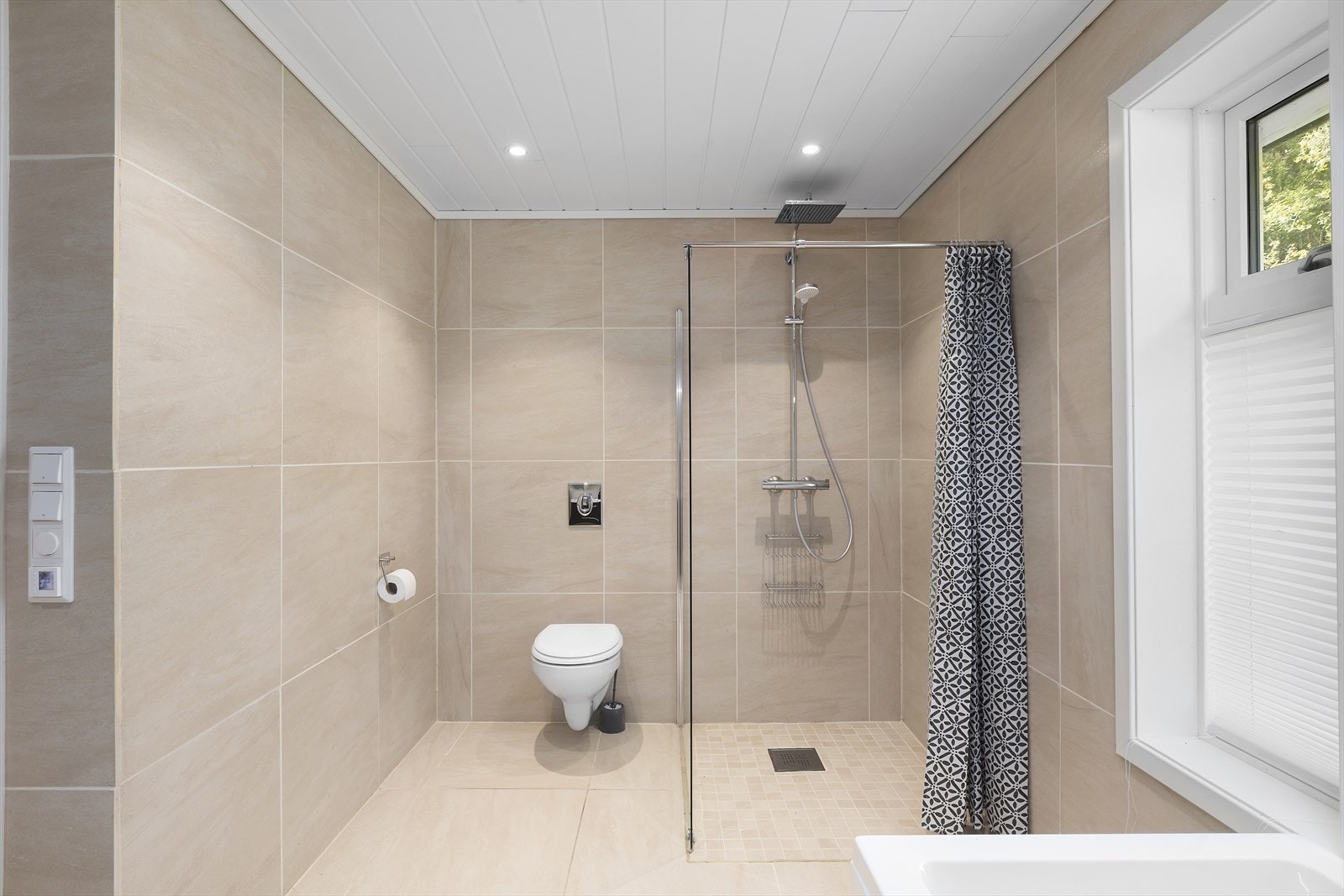 Vegghengt toalett og dusjhjørne med tropedusj., Galleribilde