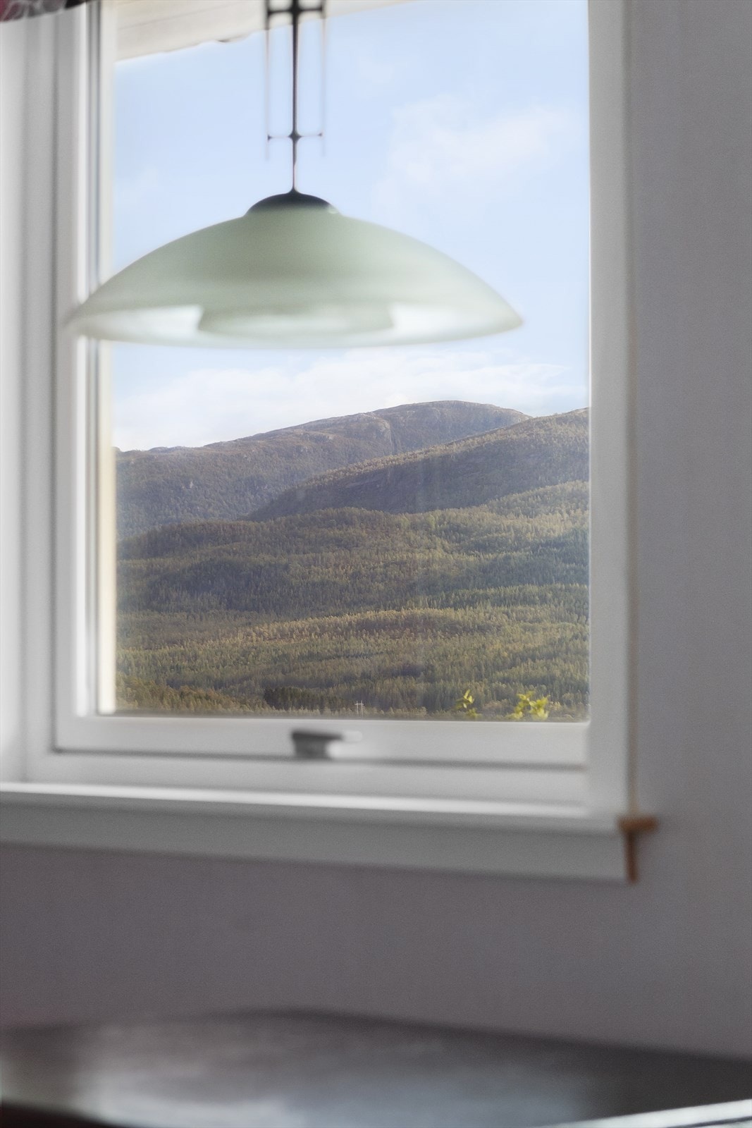 Fra kjøkkenbordet kan man følge med på sesongforandringene i fjellet. Galleribilde