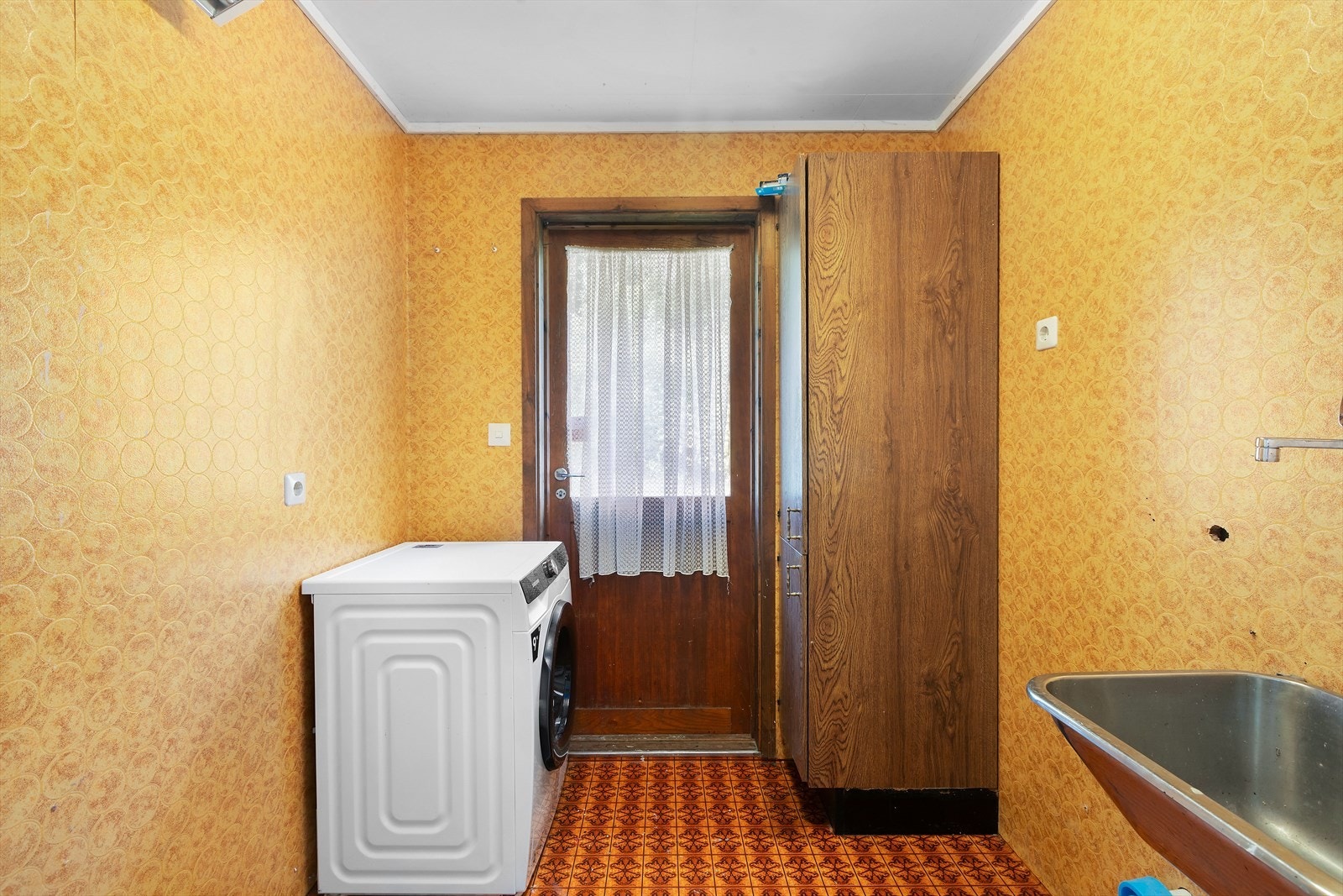 Vaskerom med utslagsvask, høyskap og egen utgangsdør. Galleribilde