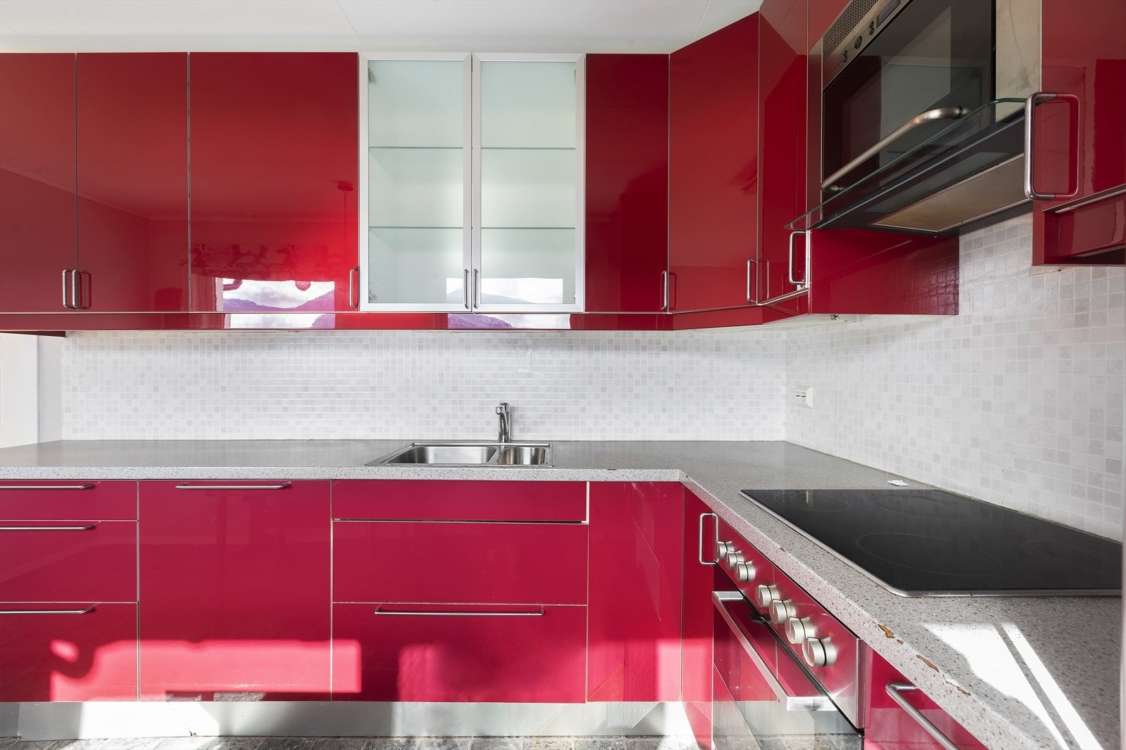 Oppvaskmaskin, mikrobølgeovn, komfyr og keramisk steketopp er integrert. Galleribilde